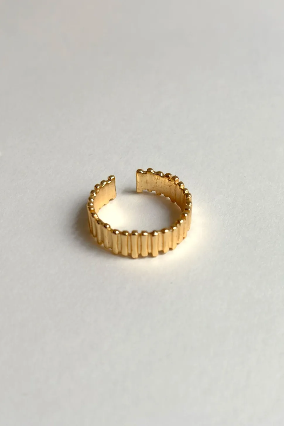 Anillo Dorado Ajustable Con Diseño Irregular