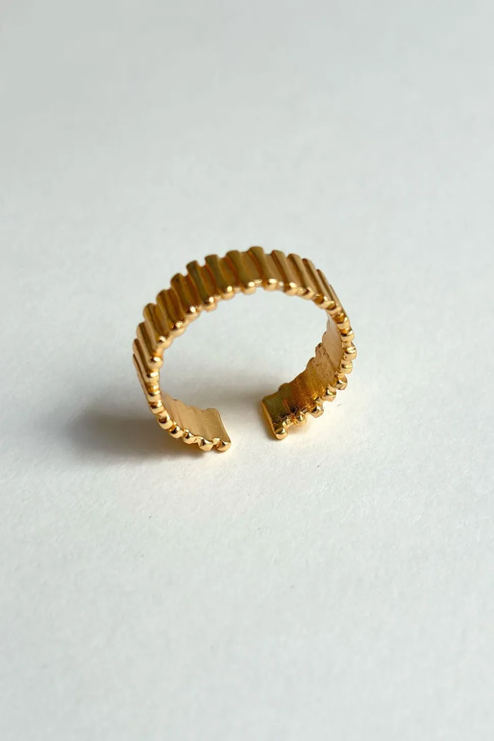 Anillo Dorado Ajustable Con Diseño Irregular