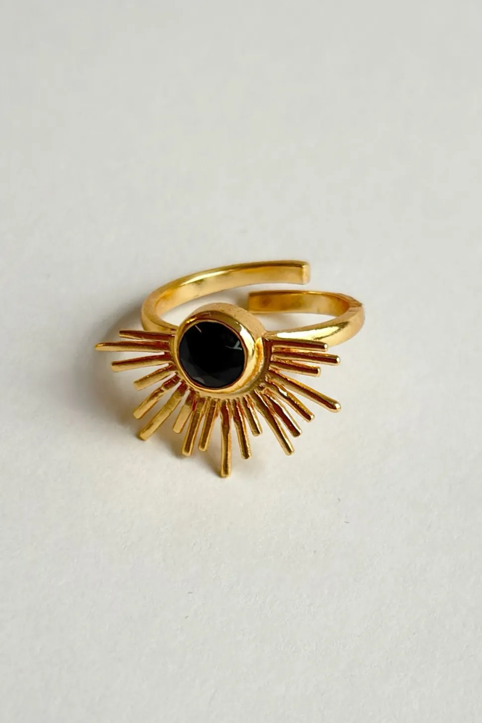 Anillo Dorado Ajustable Con Diseño De Sol Y Onyx Negra