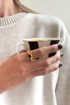 Anillo Dorado Ajustable Con Diseño De Sol Y Onyx Negra
