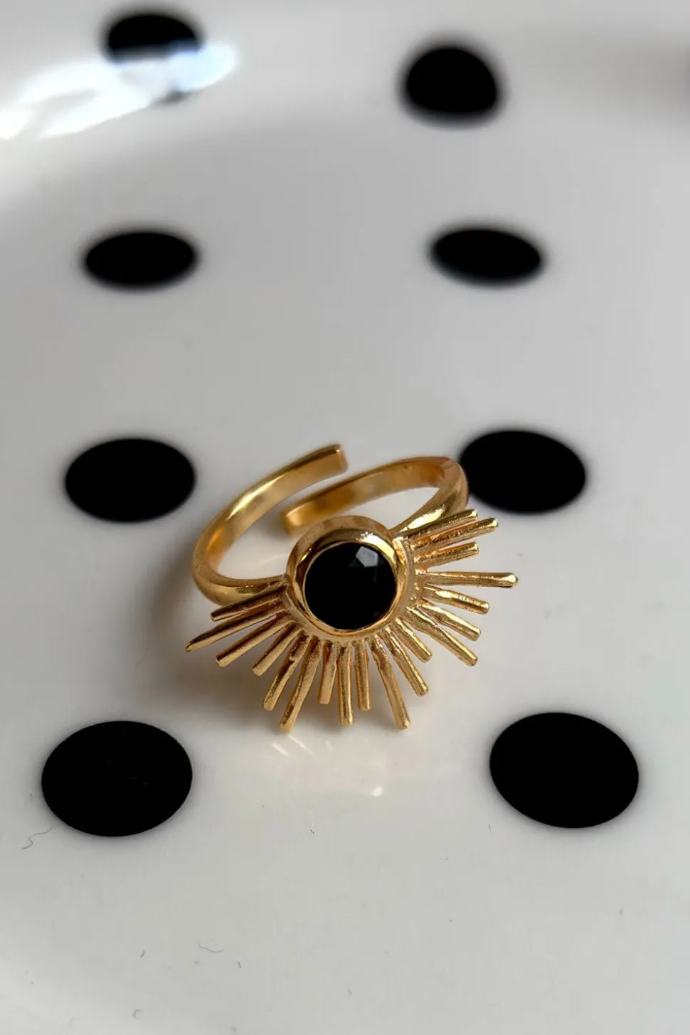 Anillo Dorado Ajustable Con Diseño De Sol Y Onyx Negra
