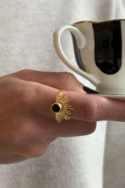 Anillo Dorado Ajustable Con Diseño De Sol Y Onyx Negra
