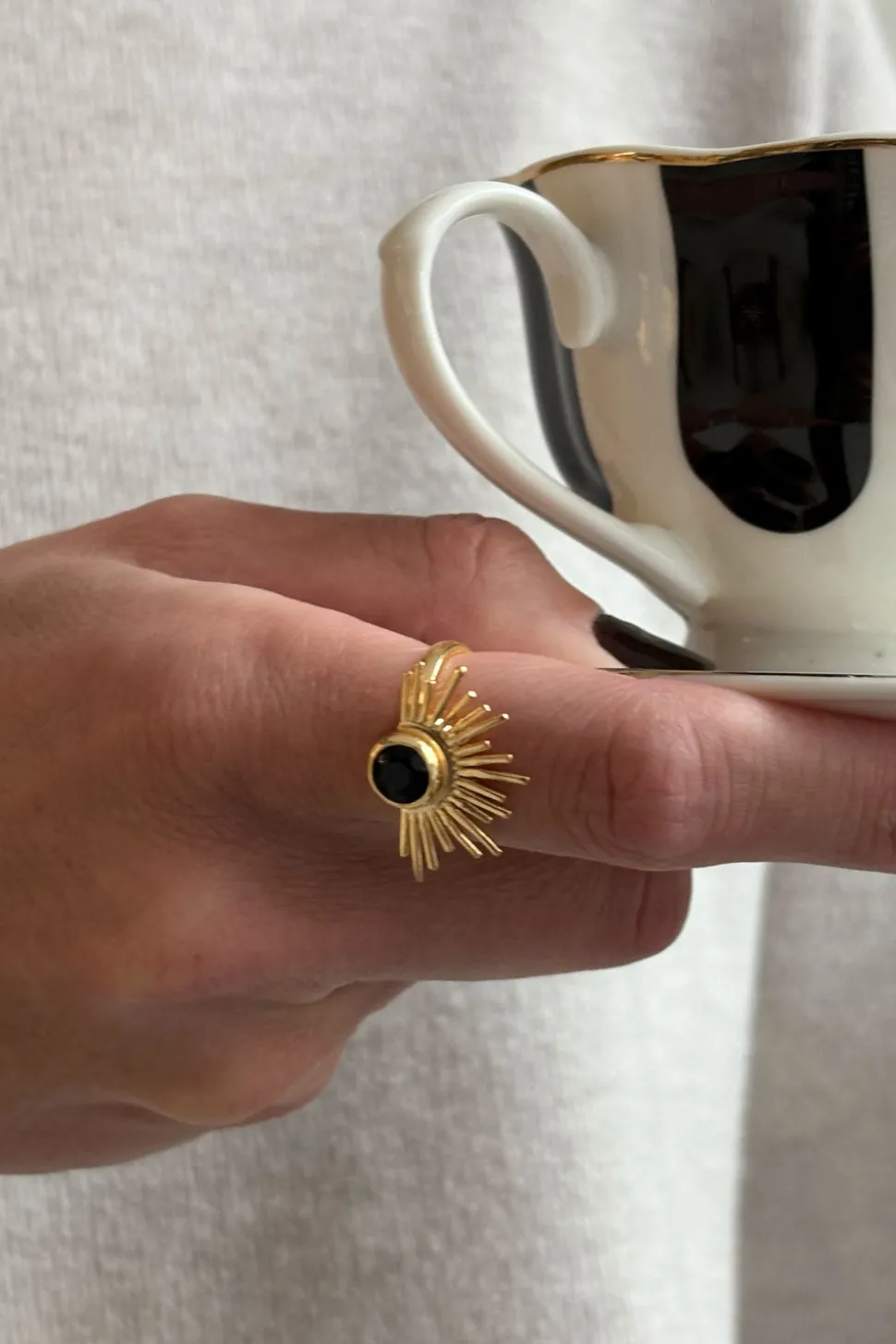 Anillo Dorado Ajustable Con Diseño De Sol Y Onyx Negra