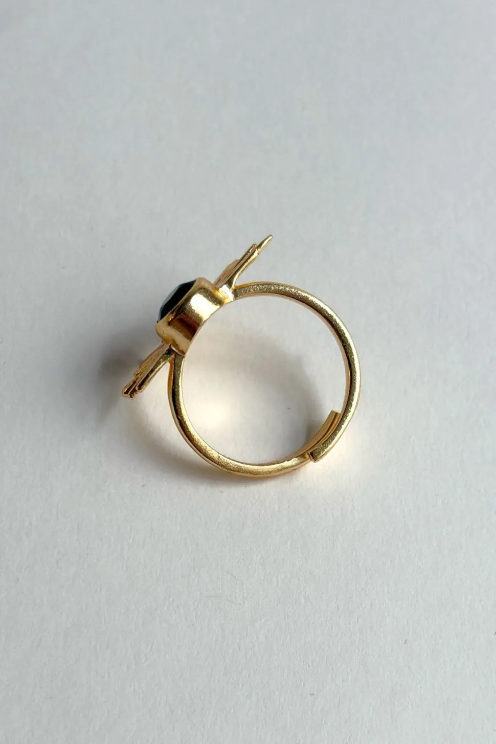 Anillo Dorado Ajustable Con Diseño De Sol Y Onyx Negra