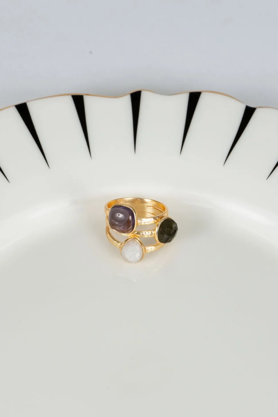 Anillo Dorado Con Piedras De Colores