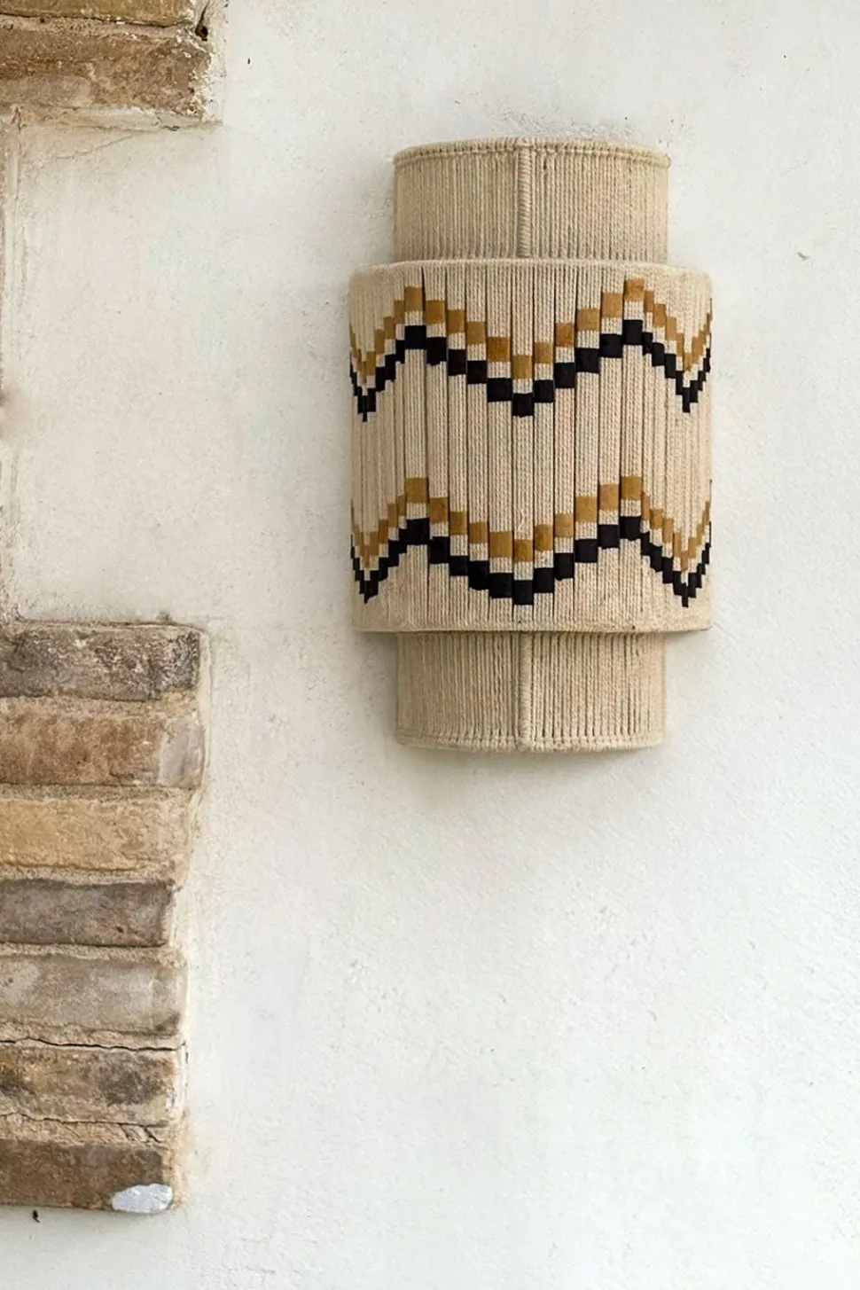 Aplique De Pared De Yute Y Algodón Con Detalles Negros Y Mostaza