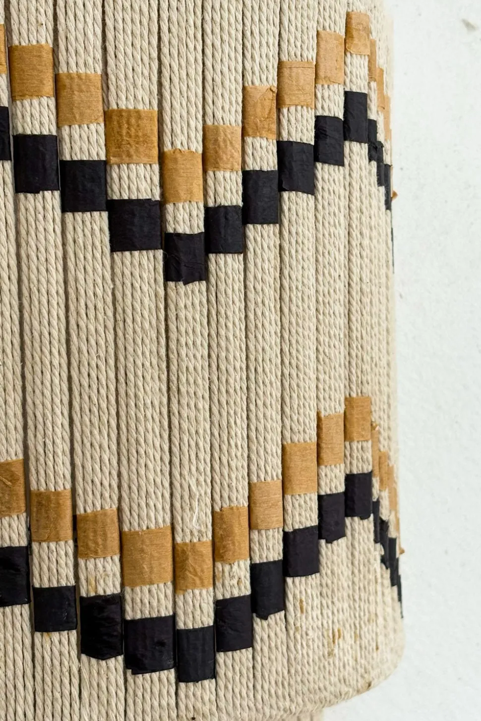 Aplique De Pared De Yute Y Algodón Con Detalles Negros Y Mostaza
