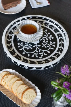 Bandeja De Resina Redonda Con Diseño De Flores Blancas Y Negras
