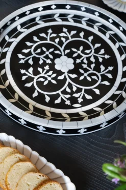 Bandeja De Resina Redonda Con Diseño De Flores Blancas Y Negras
