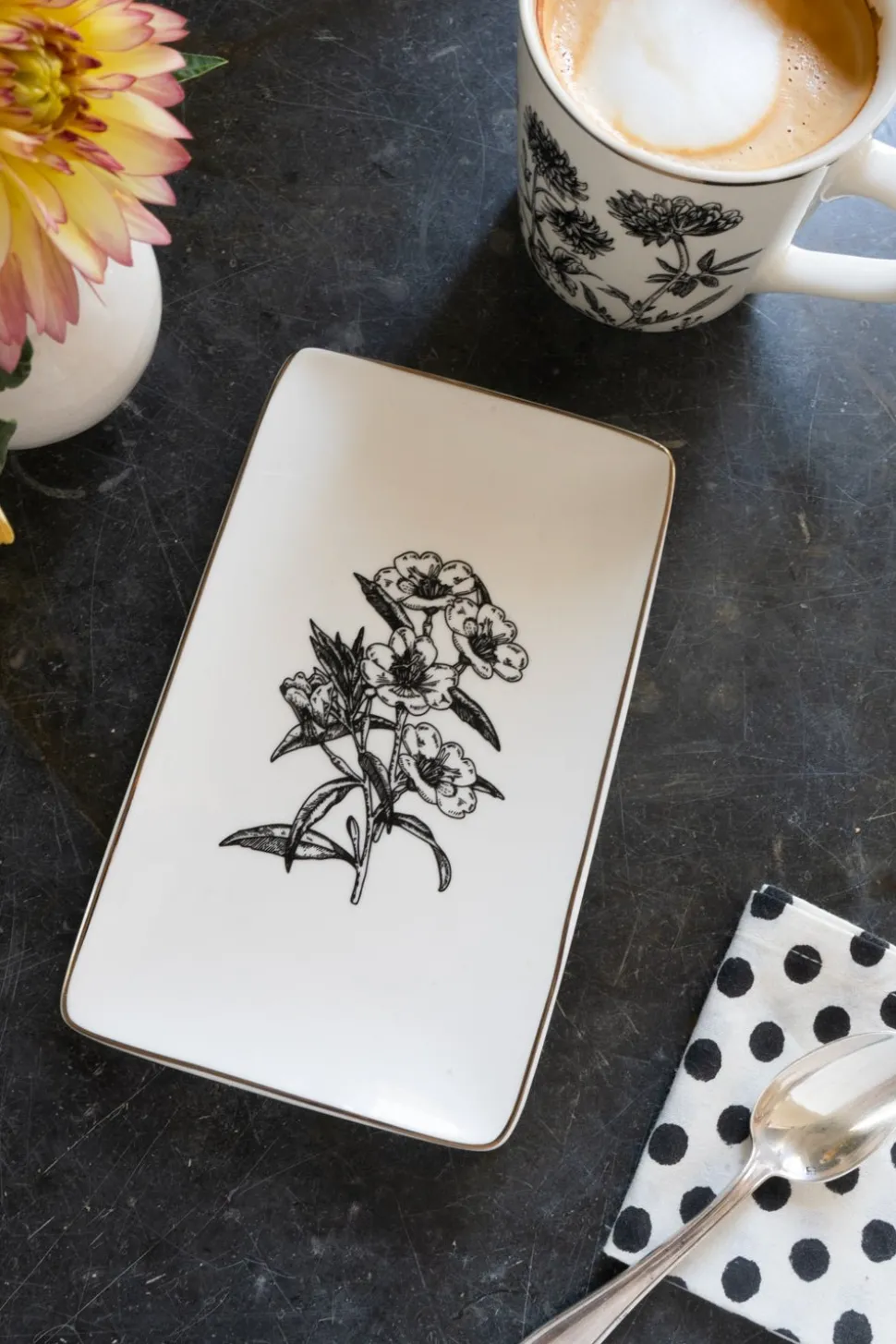 Bandeja Negra Y Blanca Con Diseño De Flores