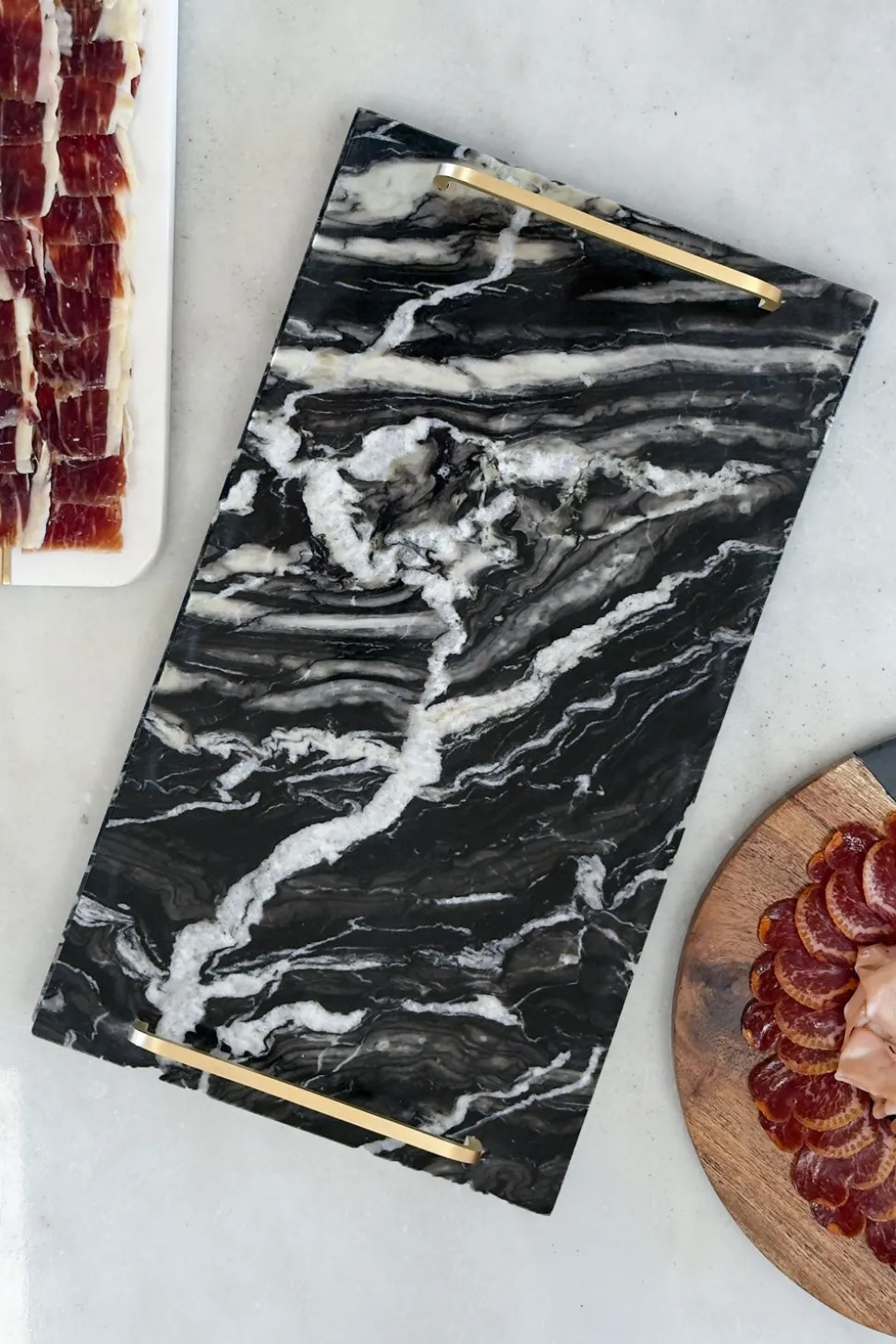 Bandeja Rectangular De Mármol Negra Con Asas Doradas