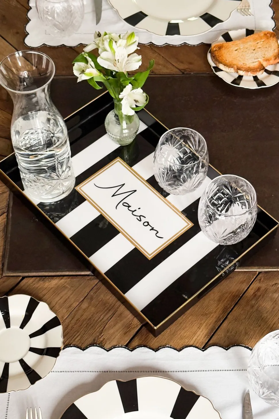 Bandeja Rectangular Rayas Blancas Y Negras Con Mensaje "Maison"