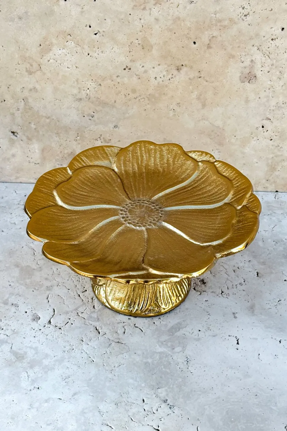 Base Con Diseño De Flor Dorada