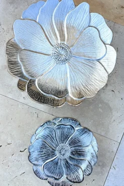 Base Con Diseño De Flor Plateada Grande
