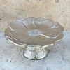 Base Con Diseño De Flor Plateada