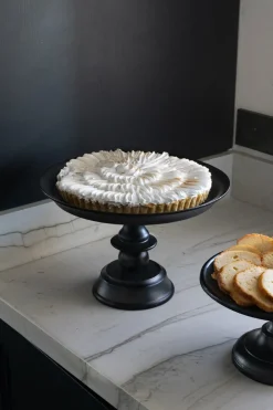 Base Negra Alta Con Detalle Ondulado En Su Pie