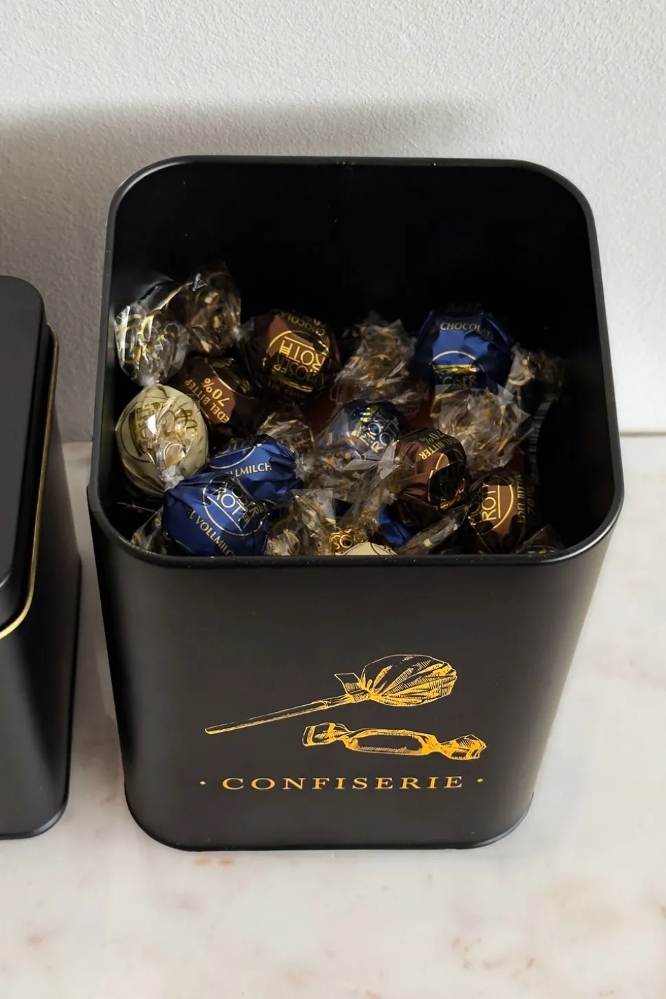 Bote Metálico Negro Con Ilustración Dorada Para Dulces