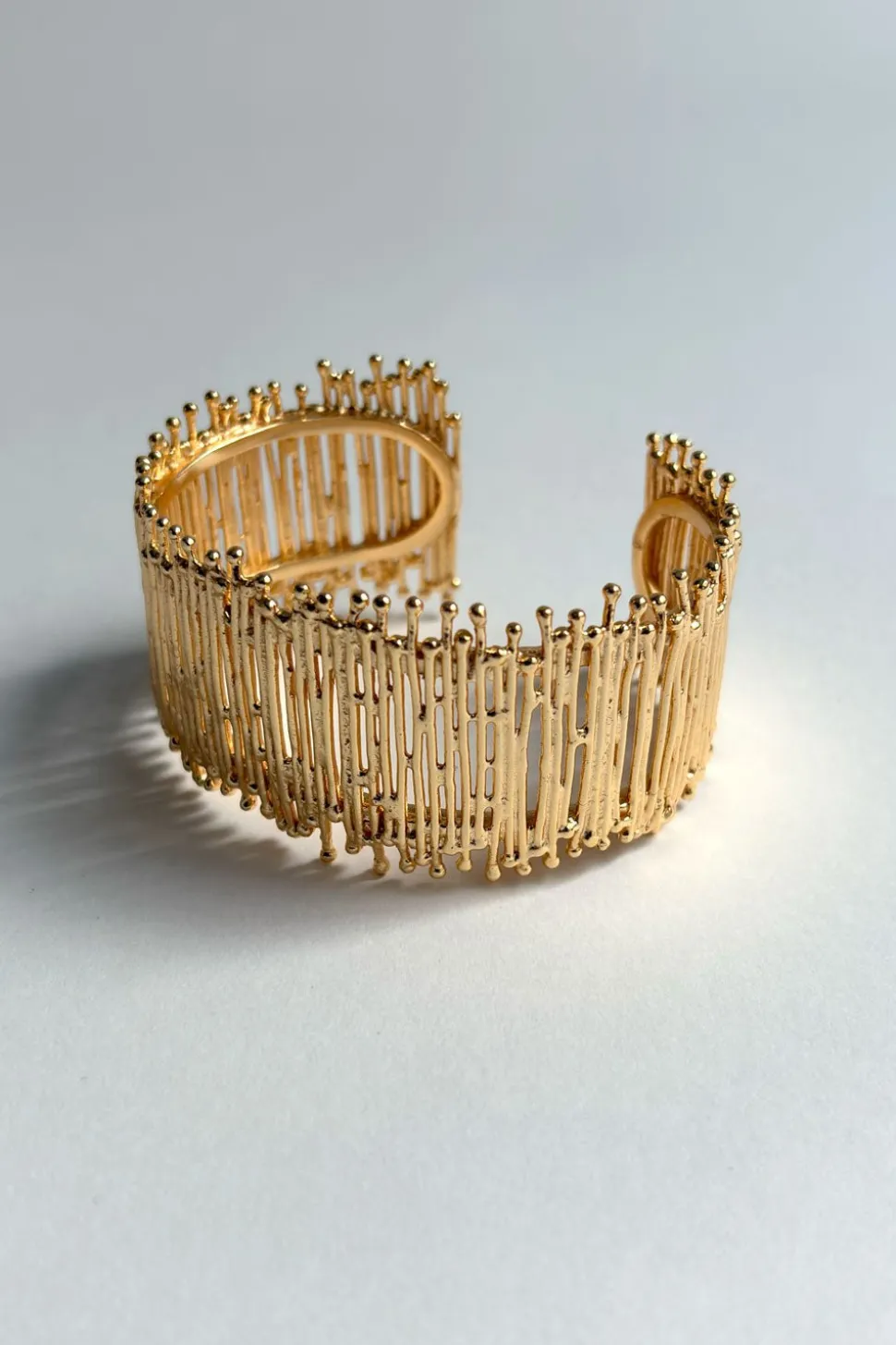 Brazalete Dorado Ajustable Con Diseño Irregular