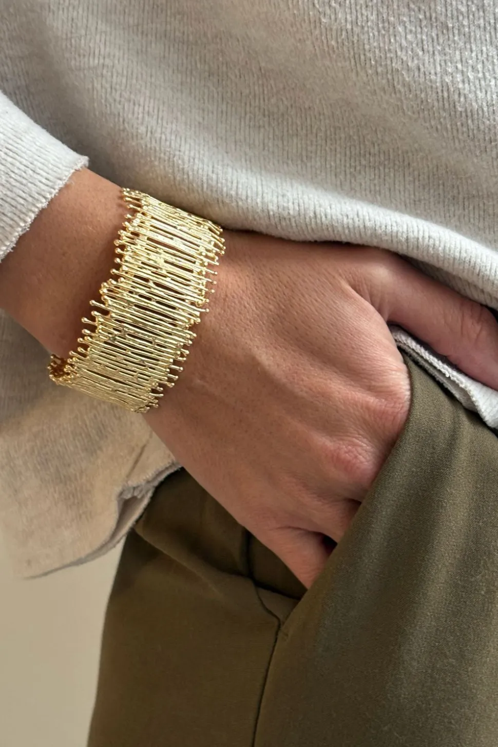 Brazalete Dorado Ajustable Con Diseño Irregular
