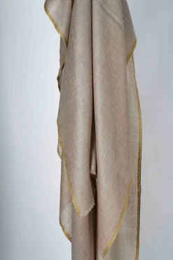 Bufanda De Cashmere Tostada Con Bordado Amarillo