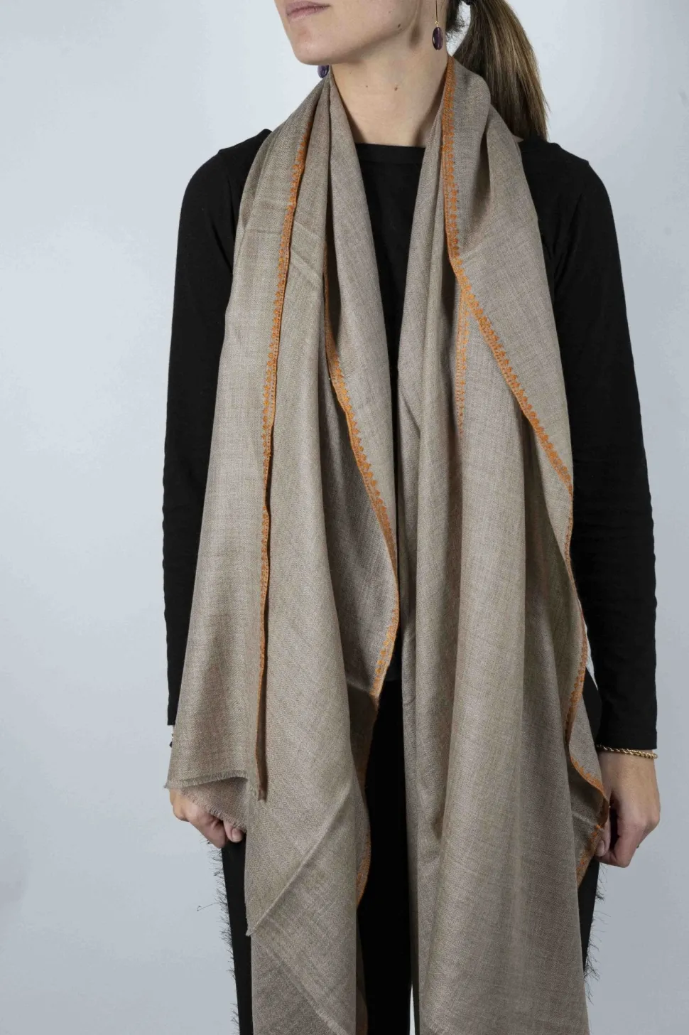 Bufanda De Cashmere Tostada Con Bordado Naranja