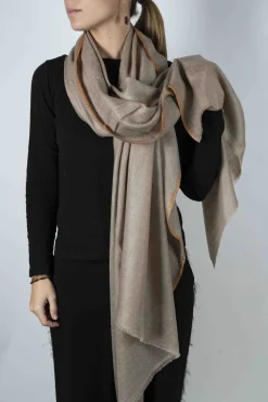 Bufanda De Cashmere Tostada Con Bordado Naranja