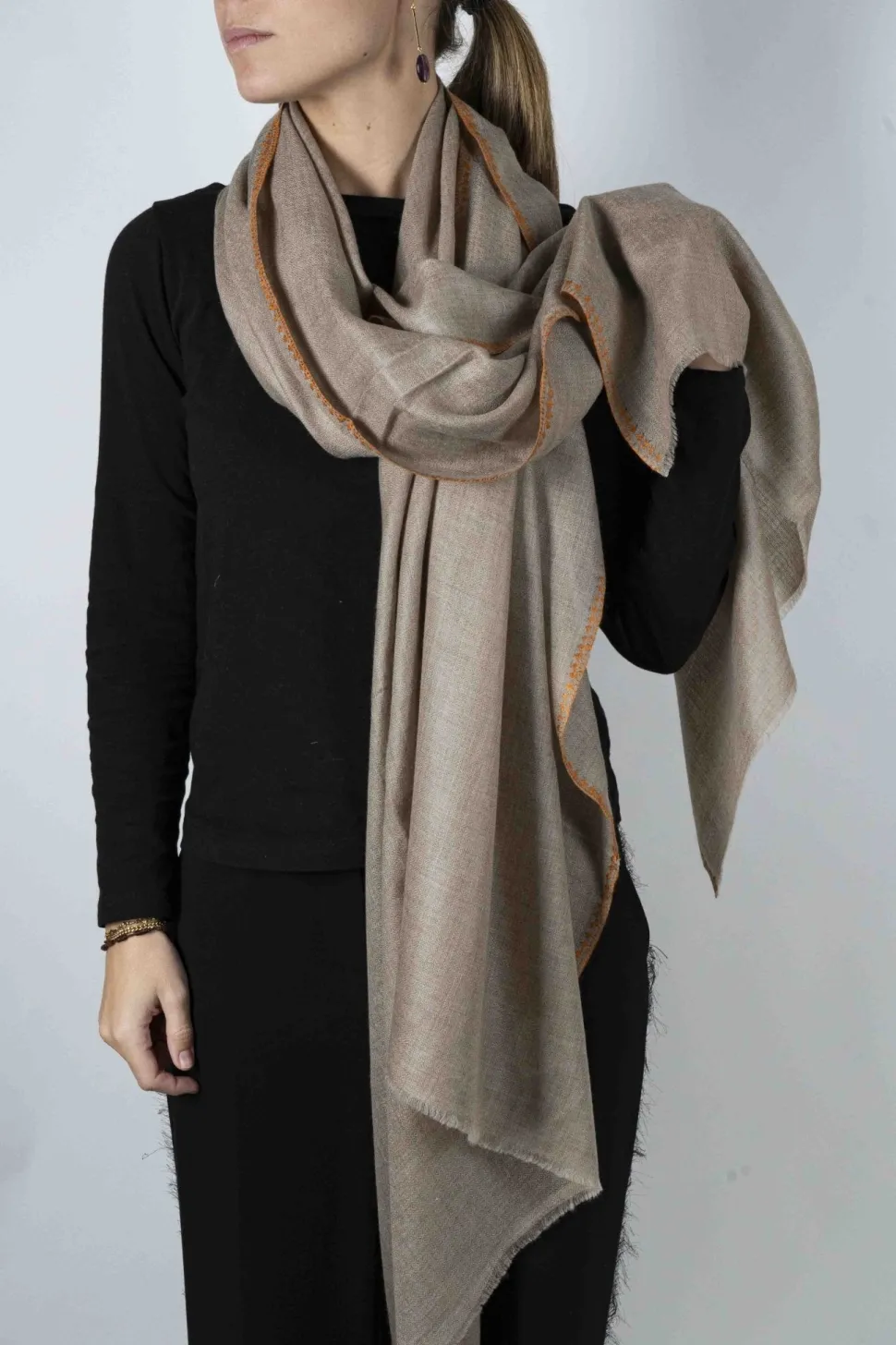 Bufanda De Cashmere Tostada Con Bordado Naranja