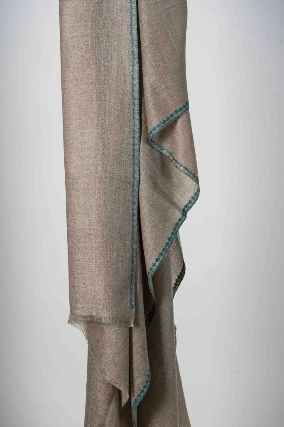 Bufanda De Cashmere Tostada Con Bordado Verde
