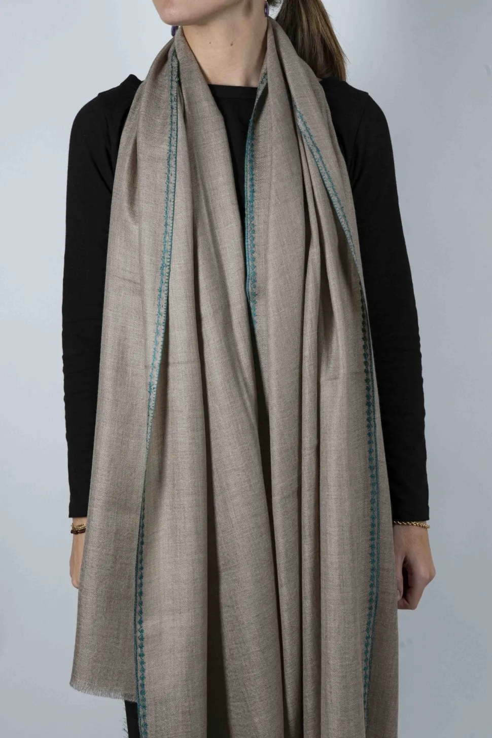 Bufanda De Cashmere Tostada Con Bordado Verde