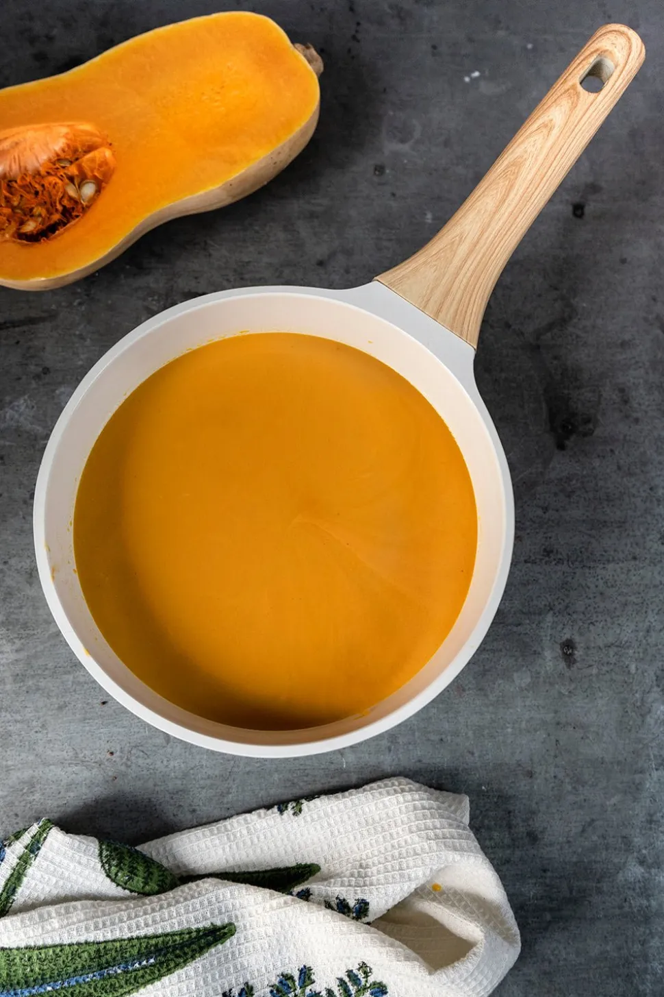 Cacerola Blanca Con Mango De Madera