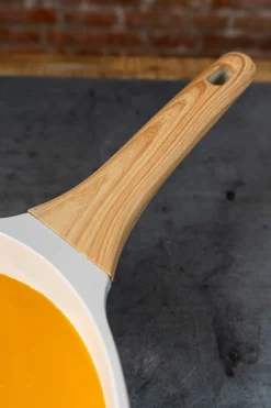 Cacerola Blanca Con Mango De Madera