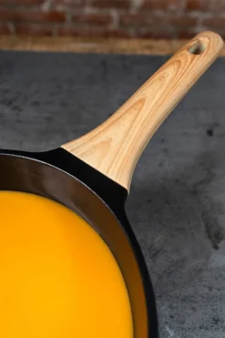 Cacerola Negra Con Mango De Madera