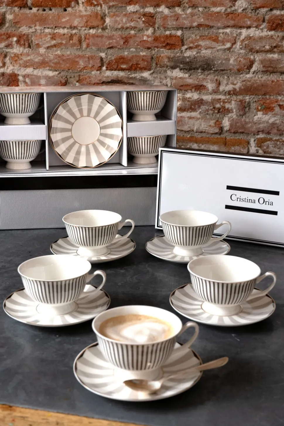 Caja De Regalo Tazas Grises Y Cucharitas De Bronce