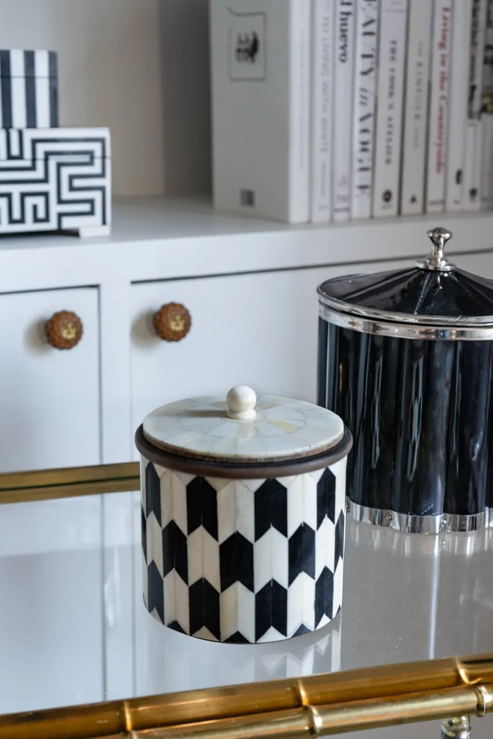Caja Decorativa De Hueso Y Resina Redonda Con Diseño De Flechas Blancas Y Negras