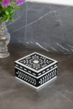 Caja Decorativa Mini De Resina Cuadrada Con Diseño De Flores Blancas Y Negras