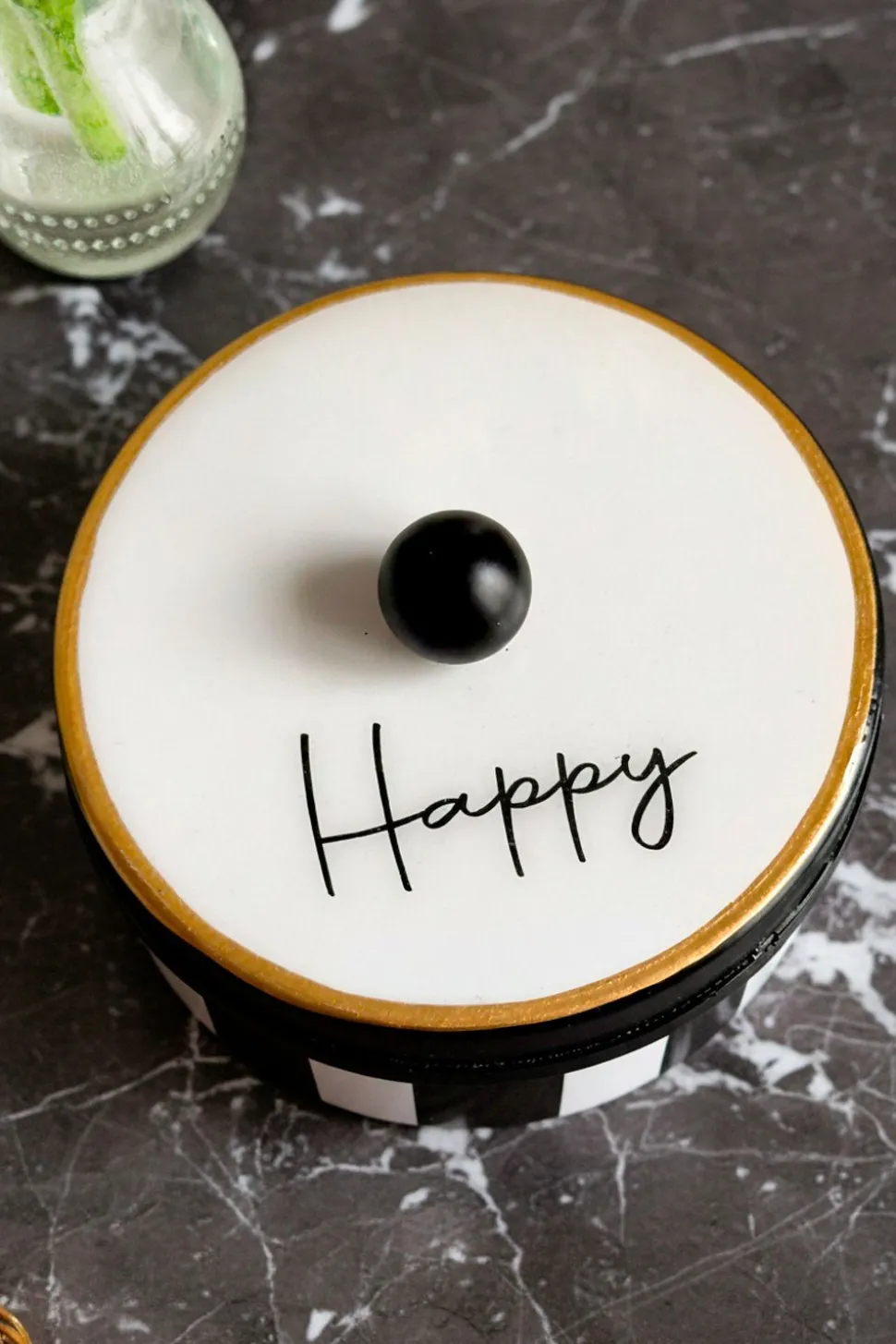 Caja Decorativa Rayas Blancas Y Negras Con Mensaje "Happy"