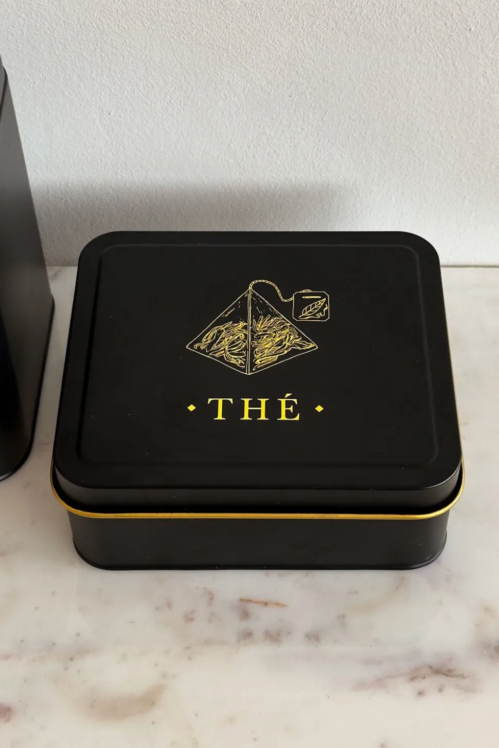 Caja Metálica Negra Con Ilustración Dorada Para Té