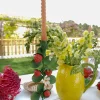 Candelabro De Metal Con Diseño De Fresas