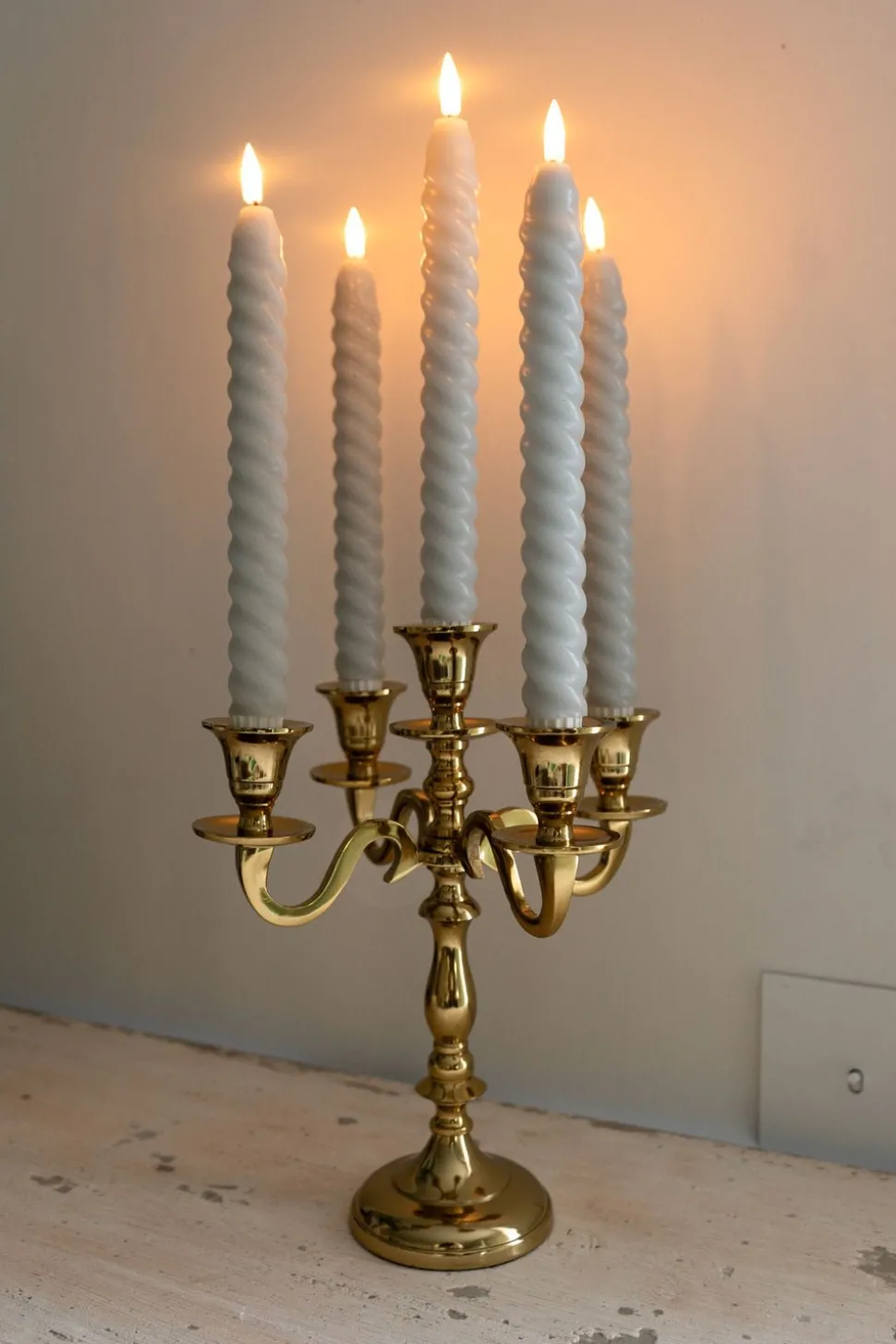 Candelabro Dorado De Latón Con Cinco Soportes Para Velas