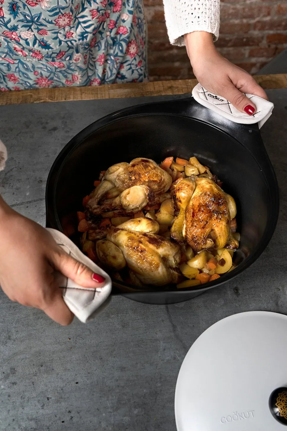 Cocotte Negra Con Tapa Blanca Grande