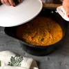 Cocotte Negra Con Tapa Blanca Pequeña