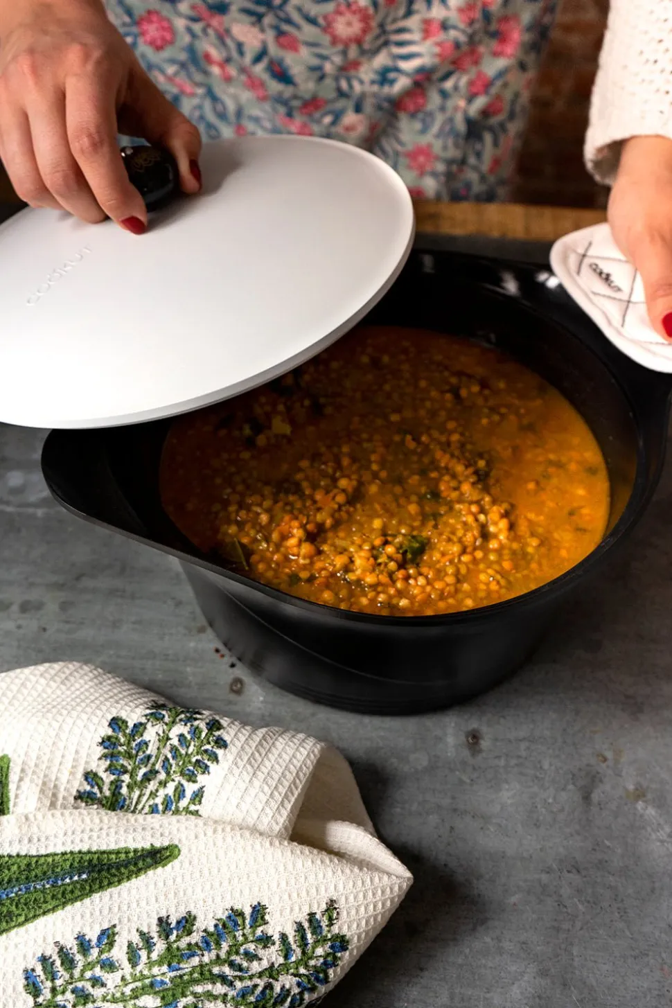 Cocotte Negra Con Tapa Blanca Pequeña