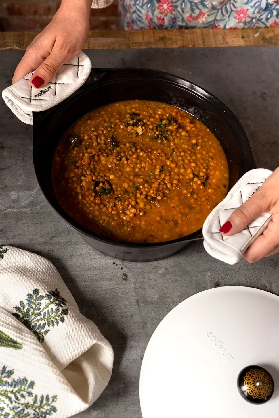 Cocotte Negra Con Tapa Blanca Pequeña