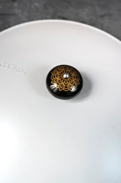 Cocotte Negra Con Tapa Blanca Pequeña
