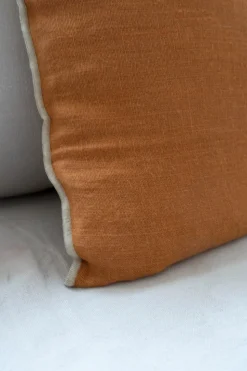 Cojín De Lino Teja Con Borde En Color Beige Rectangular