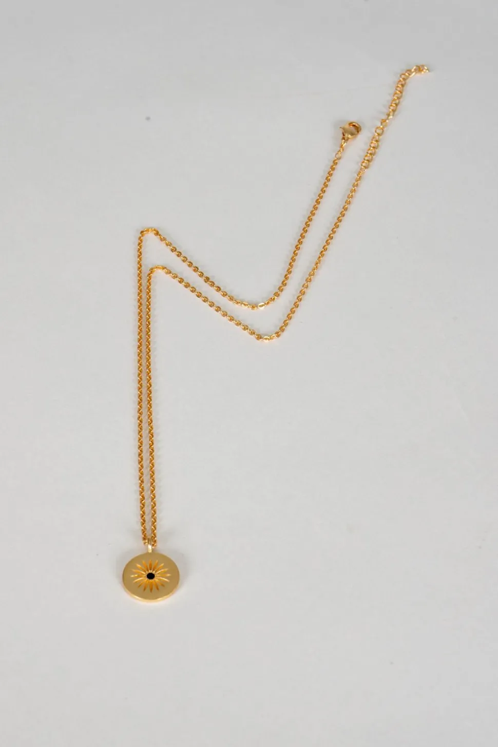 Collar Dorado Con Colgante Redondo Sol Y Circonita Negra