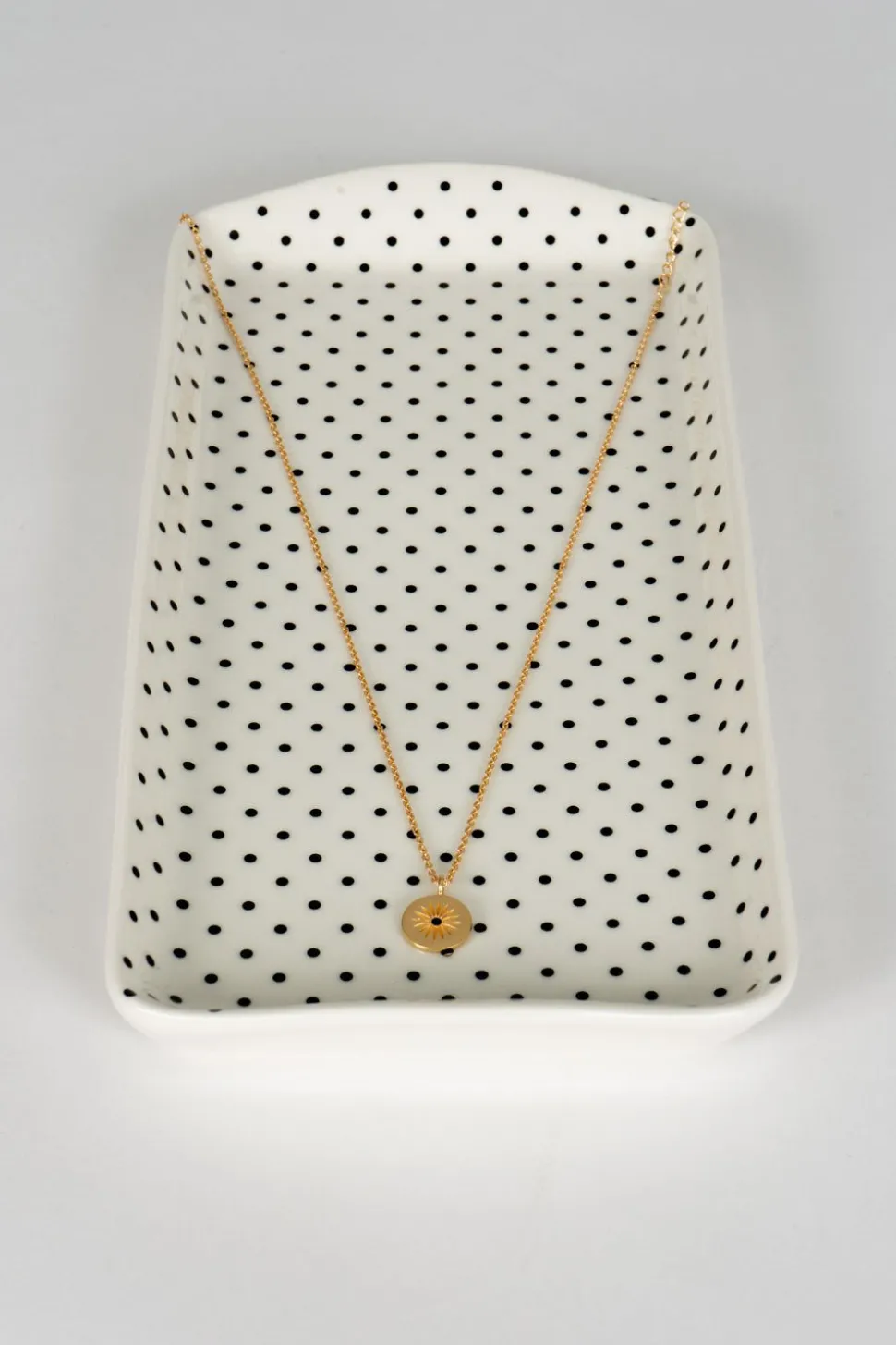 Collar Dorado Con Colgante Redondo Sol Y Circonita Negra