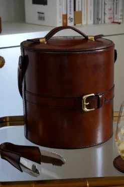 Cubitera De Cuero Con Tapa Y Detalle De Hebilla Grande
