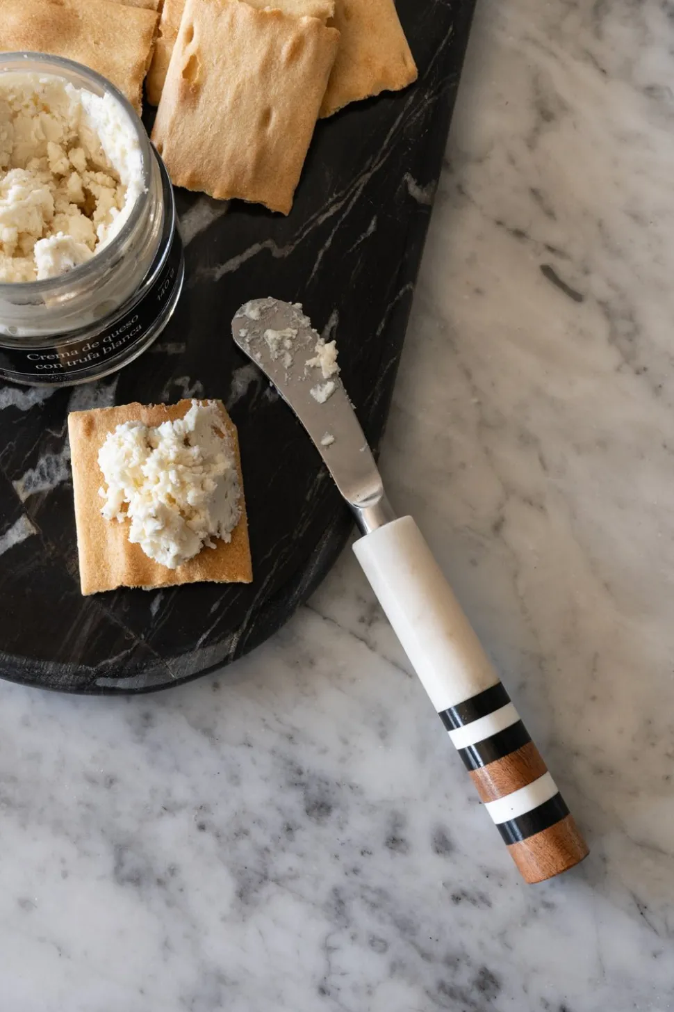 Cuchillo De Foie De Mármol Y Detalle De Madera