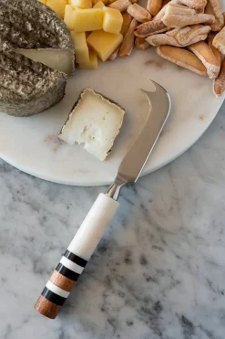 Cuchillo De Queso De Mármol Y Detalle De Madera